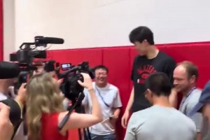 人气很旺啊！30多家媒体出席杨瀚森首次夏联采访🎤